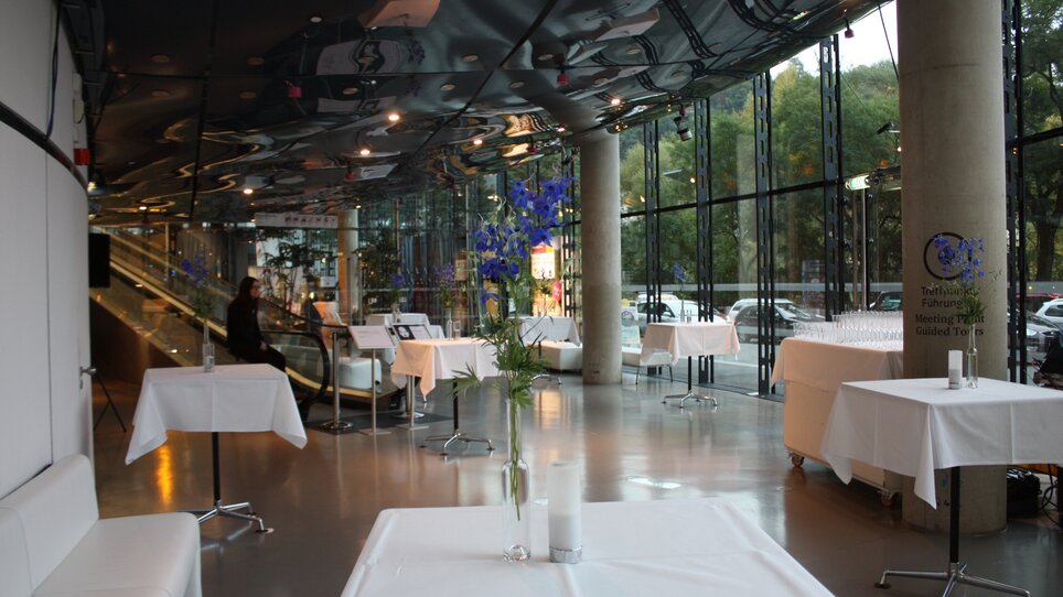 Bright event space with elegant tables. | © Universalmuseum Joanneum - F. Adlassnig