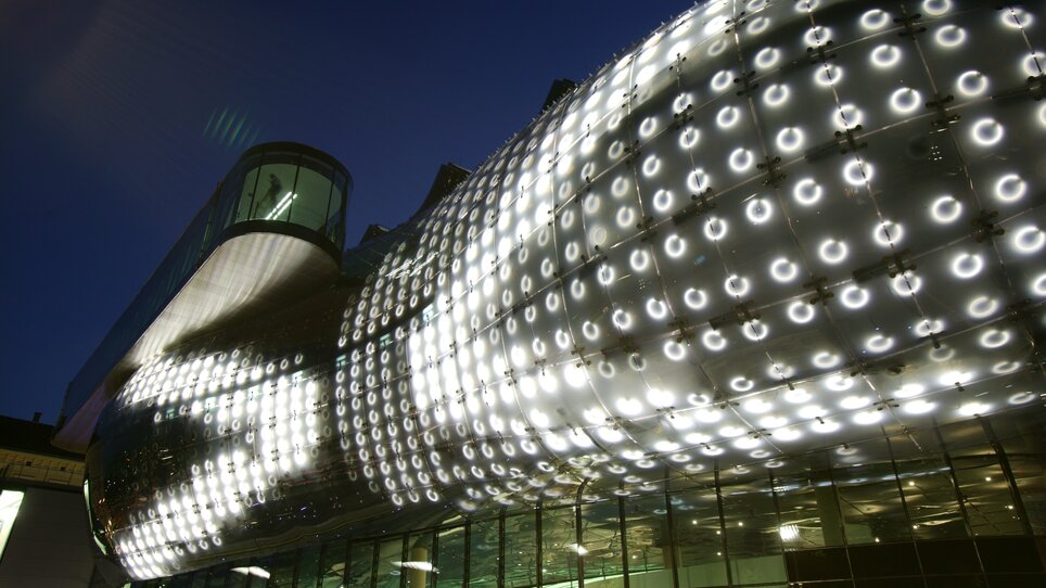 Futuristische Fassade des Kunsthauses, geeignet für Konferenzen. | © Graz Tourismus - Harry Schiffer