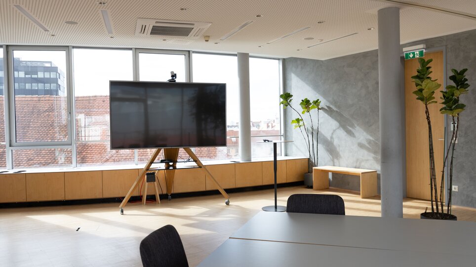 Moderne Meetinglocation Level 4 mit großen Fenstern, flexiblem Mobiliar und technischer Ausstattung, ideal für Tagungen und Konferenzen. | © Level 4