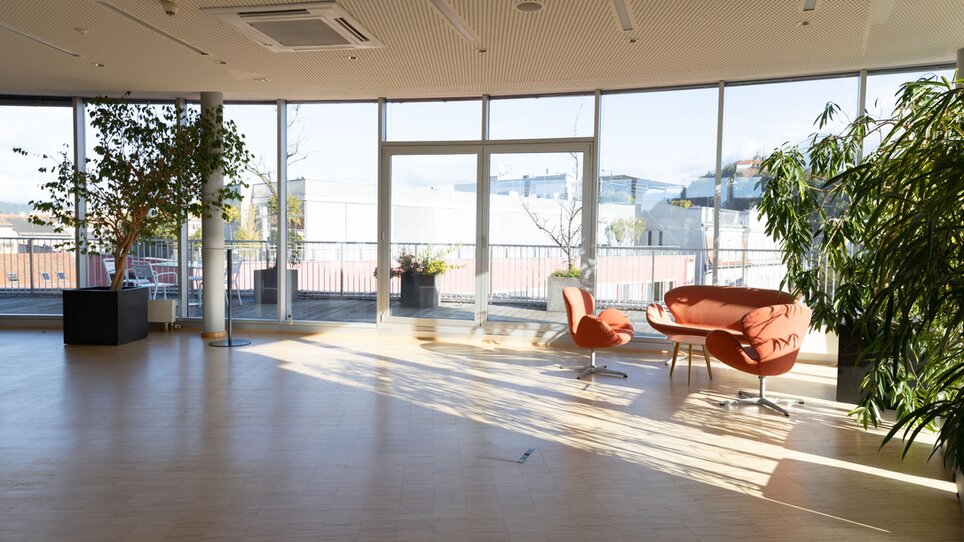Moderne Meetinglocation im Level 4 mit großen Fenstern, hellem Licht und stilvollen Möbeln. Ideal für Tagungen und Konferenzen. | © Level 4