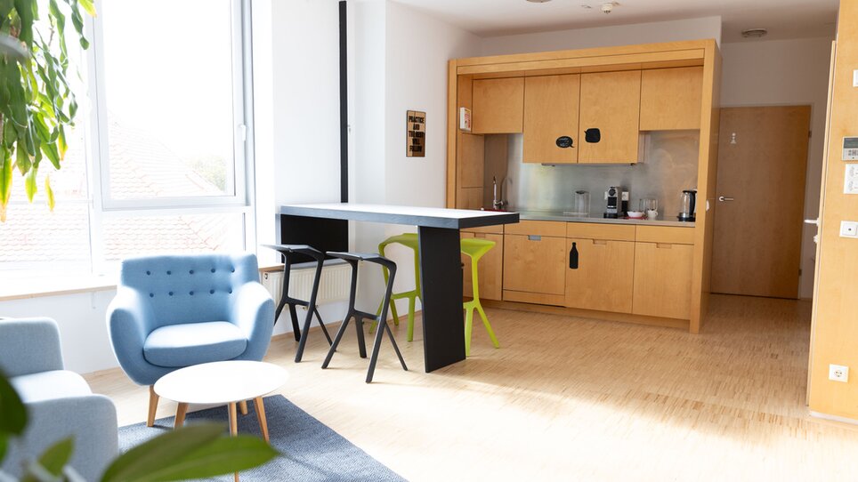 Moderne Küche mit Holzfronten und Möbeln, hellem Raumdesign und angenehmer Atmosphäre im Level 4. Ideal für Geschäftstreffen und Events. | © Level 4