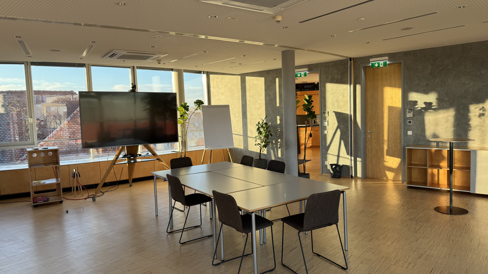 Modernes Meetingzimmer mit Tisch und Stühlen im Level 4. Helle, geräumige Atmosphäre mit großer Fensterfront. | © Level 4