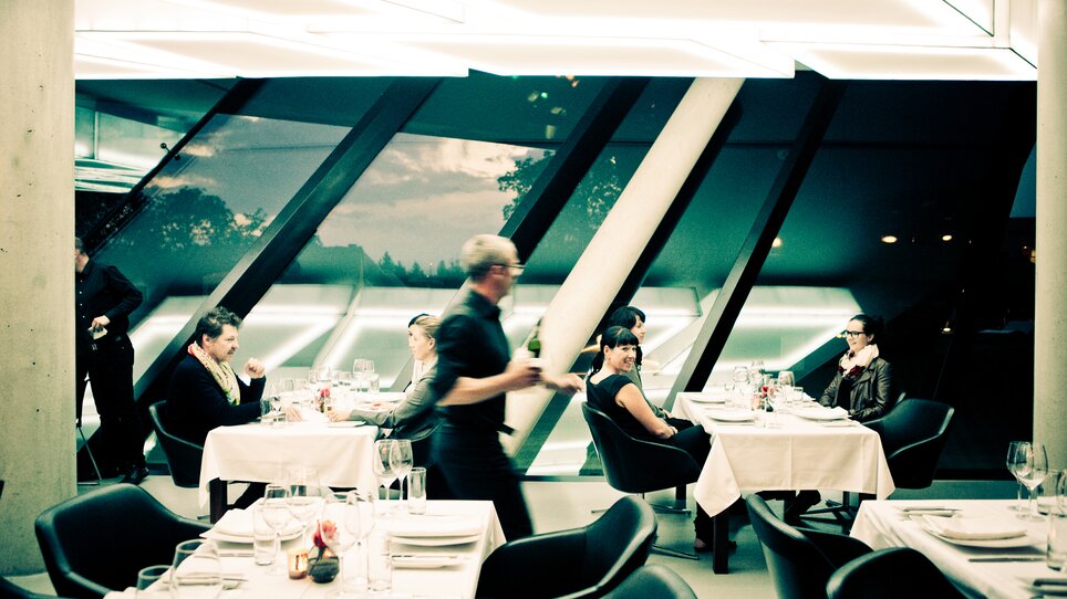 Modern restaurant with elegant architecture and stylish decor. Flexible space design and pleasant atmosphere for business events in Graz. | © Michael Pachleitner Group