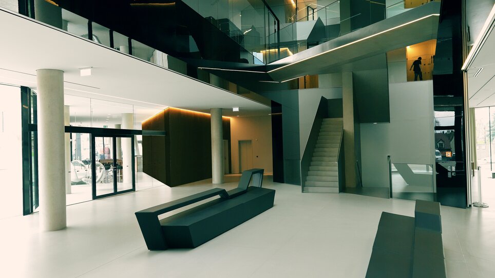Modern entrance area with high ceiling and elegant architecture. Flexible furnishings and technical infrastructure support meetings and conferences in Graz. | © Michael Pachleitner Group GmbH