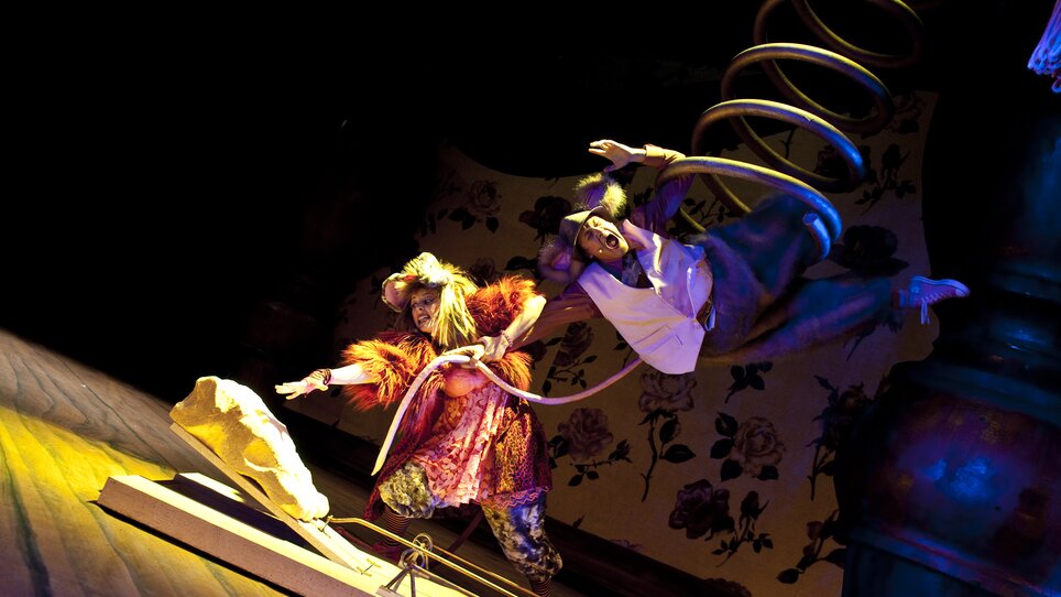 A creative theater performance is taking place. The actors are lively, in colorful costumes, engaging in a dynamic scene. Next Liberty provides an inspiring atmosphere for creative events. | © Lupi Spuma