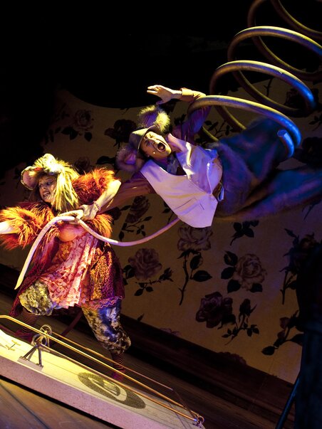 Si svolge un'esibizione teatrale creativa. Gli attori sono vivaci, con costumi colorati, impegnati in una scena dinamica. Next Liberty offre un'atmosfera ispiratrice per eventi creativi. | © Lupi Spuma