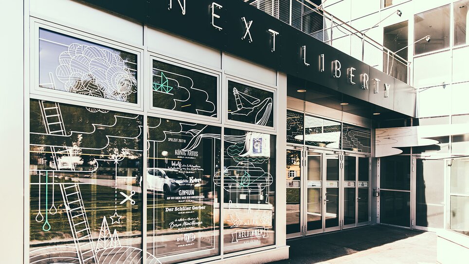 Modernes Veranstaltungszentrum in Graz mit flexibler Raumnutzung, großer Fensterfront und kreativen Illustrationen. Optimal für Tagungen und Konferenzen. | © Lupi Spuma