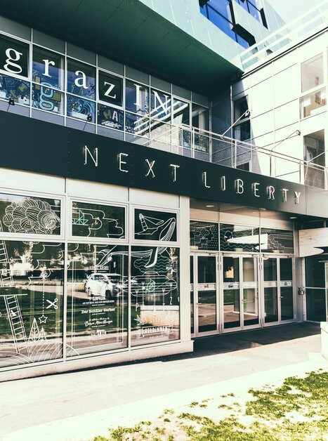 Modern event venue in Graz featuring bright entrances and flexible room usage for meetings and conferences. | © Next Liberty, Lupi Spuma