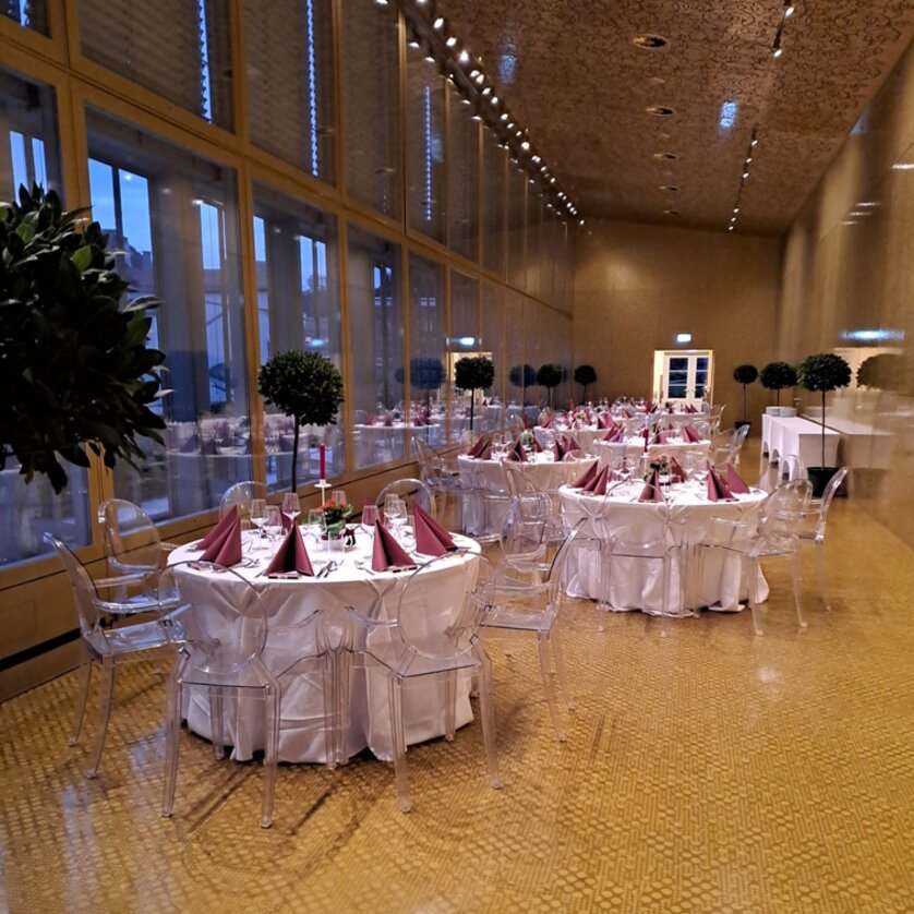 Tische für ein Event in der Orangerie im Burggarten in Graz. | © ISG