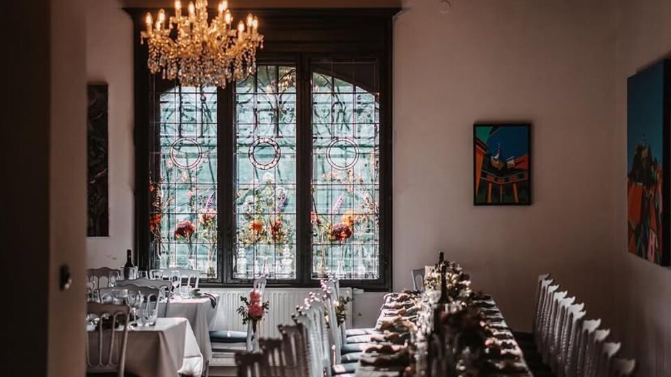 Ein eleganter Veranstaltungsort im Palais St. Georg in Graz mit Tischdekoration und Kronleuchtern. | © Palais St. Georg