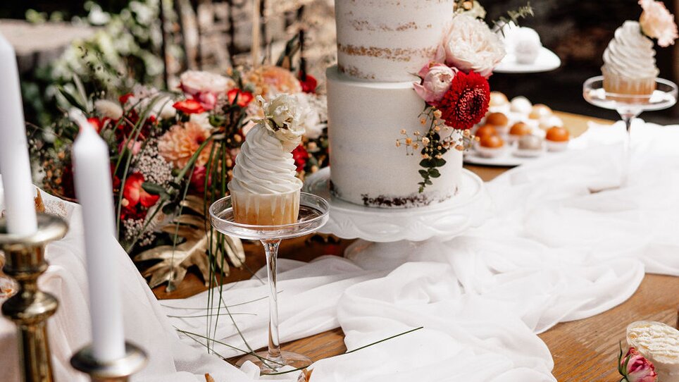 Eine exquisite Auswahl an Kuchen, Cupcakes und Desserts auf einem Tisch im Palais St. Georg. | © Palais St. Georg