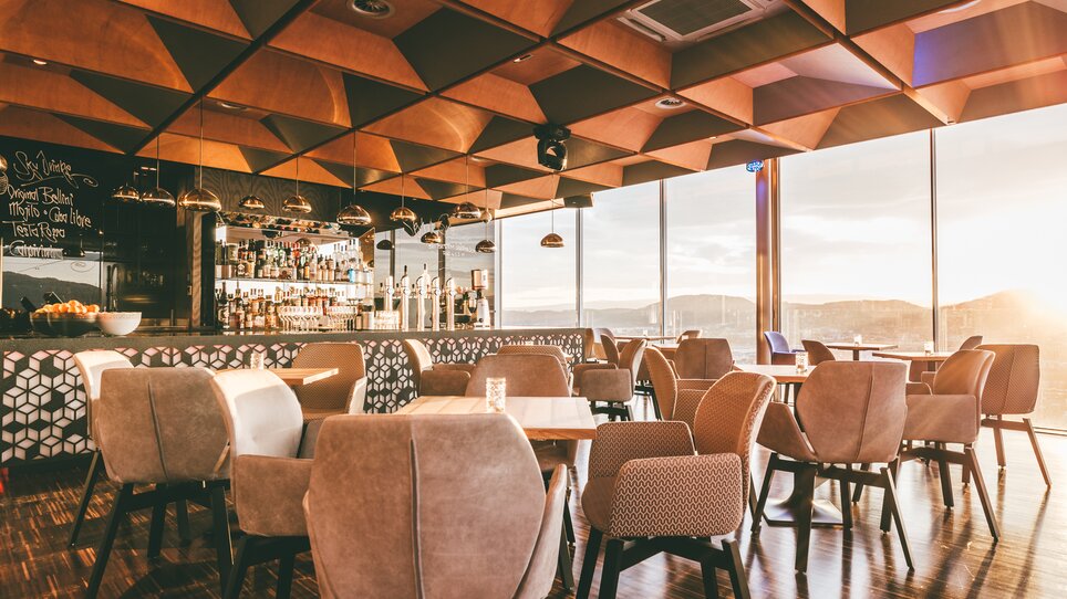 Restaurant SCHLOSSBERG - ein modernes Restaurant mit Blick auf Graz. Helle Atmosphäre, große Fenster, stilvolle Möblierung für geschäftliche Events. | © Restaurant SCHLOSSBERG - Werner Krug