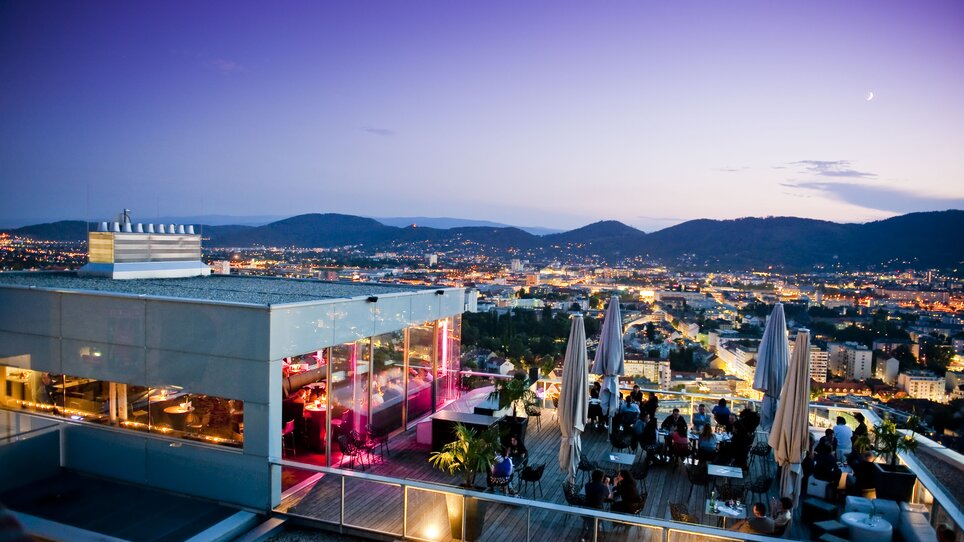 Das Schlossberg Restaurant bietet eine moderne Architektur mit eleganten Möbeln und Panoramablick über Graz. Ideal für Geschäftsreisen und Tagungen. | © Schlossberg Restaurant