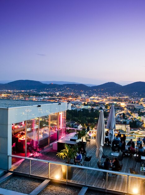 The Schlossberg Restaurant features modern architecture with elegant furnishings and a panoramic view over Graz. Ideal for business trips and meetings. | © Schlossberg Restaurant