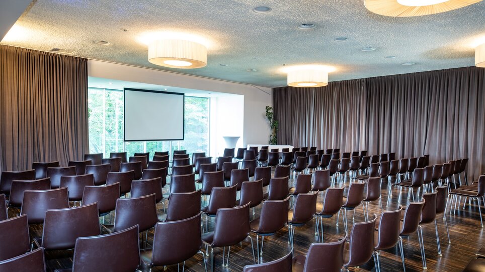 Bright conference room in Restaurant SCHLOSSBERG with flexible seating for meetings. The room features technical equipment and large windows for plenty of daylight. | © Restaurant SCHLOSSBERG - Werner Krug