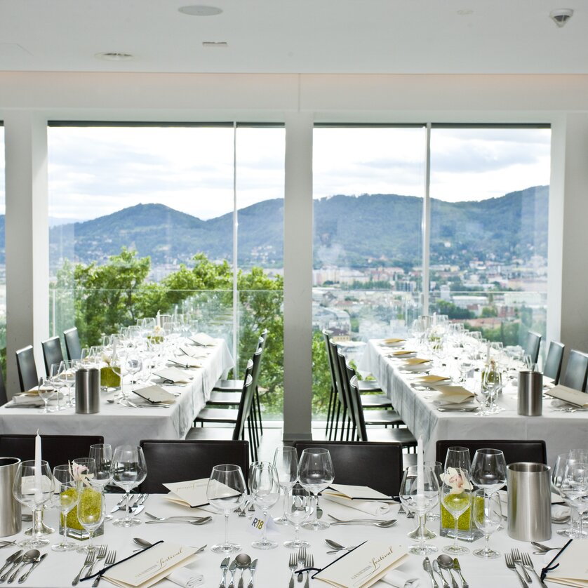Das Schlossberg Restaurant bietet eine elegante Atmosphäre mit großzügiger Fensterfront zum Ausblick auf Graz. Der Raum ist modern möbliert, ideal für Tagungen und Business-Events. | © Schlossberg Restaurant