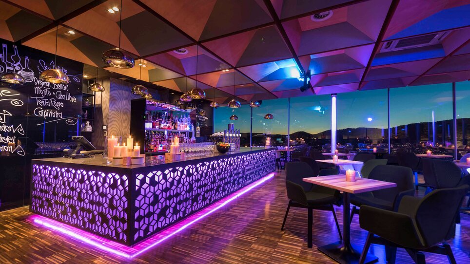 The Restaurant SCHLOSSBERG offers a modern, elegant atmosphere overlooking Graz. It features stylish furnishings and is ideal for conferences and business events. | © Restaurant SCHLOSSBERG - Werner Krug