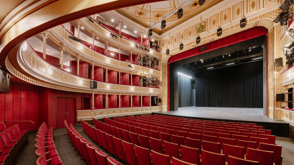 Blick ins Innere eines eleganten Theaters mit rotem Samt. | © Lex Karelly