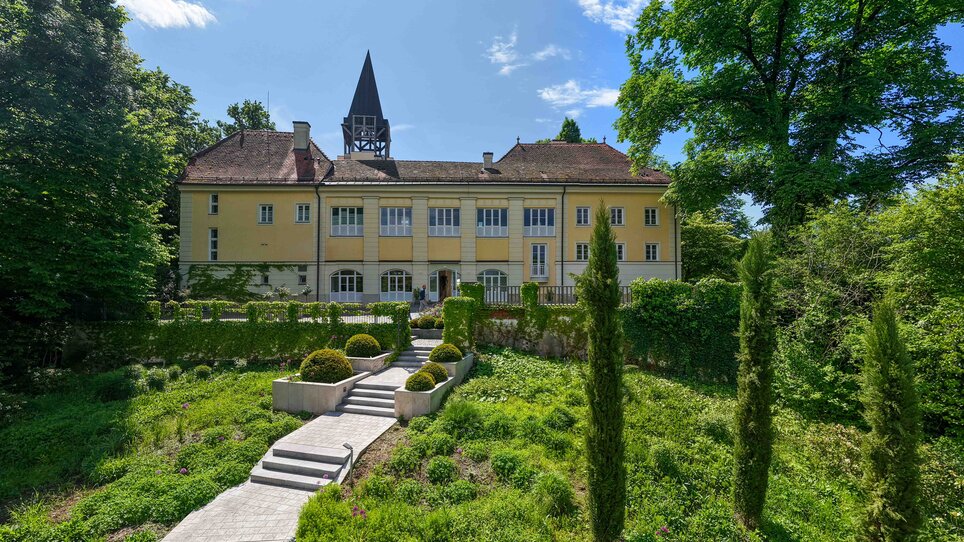 Schloss Vasoldsberg surrounded by lush forests and hills | © FOTO LUKArt