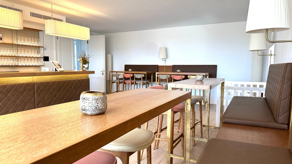 Elegant bar with seating for business events in Graz. | © Schloss Vasoldsberg