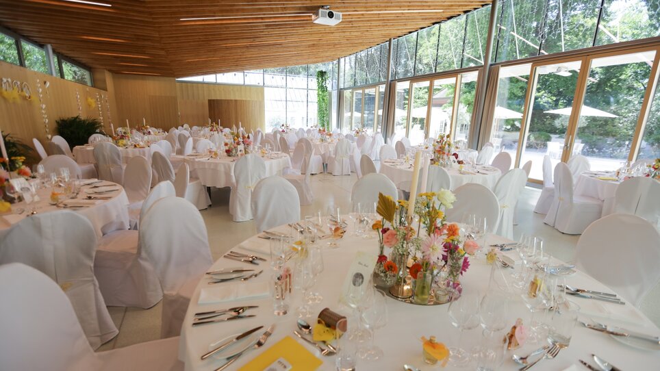 Stylish table arrangement in the modern event hall with flowers. | © Sarah Raiser Fotografie