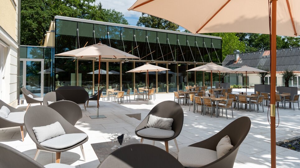 Inviting terrace featuring modern furniture and parasols. | © Kurt Elmleitner Fotografie