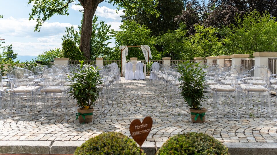 Elegant garden wedding with transparent chairs and floral decorations. | © Kurt Elmleitner Fotografie