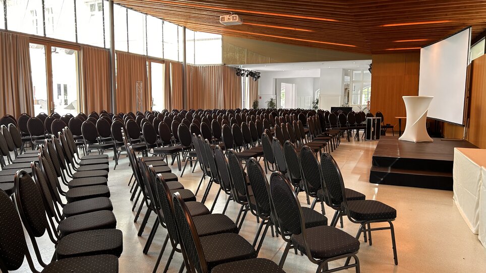 Rows of chairs in an event space at Schloss Vasoldsberg, suitable for conferences. | © Schloss Vasoldsberg