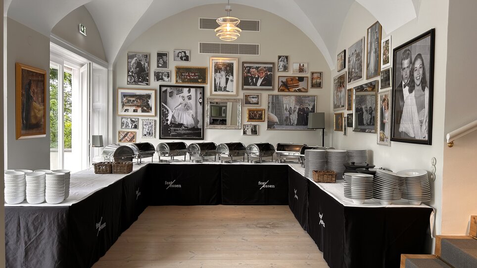 Chic room at Schloss Vasoldsberg with buffet setup and a gallery wall. | © Schloss Vasoldsberg