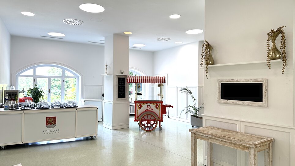 A bright, modern venue at Schloss Vasoldsberg featuring an ice cart. | © Schloss Vasoldsberg