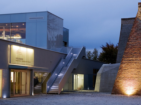 Das Schlossberg Restaurant in Graz präsentiert moderne Architektur, beleuchtet von warmen Lichtern. Der Veranstaltungsort bietet flexible Nutzungsmöglichkeiten für Tagungen und Business-Events. | © Schlossberg Restaurant - Paul Ott