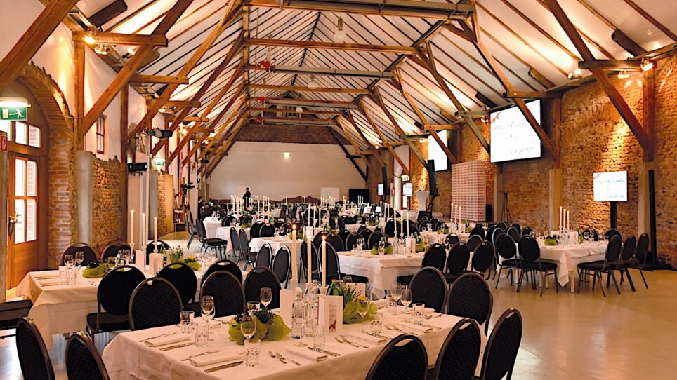 Eleganter Veranstaltungsort mit gedeckten Tischen für ein Business-Event in Graz. | © Seifenfabrik Veranstaltungszentrum