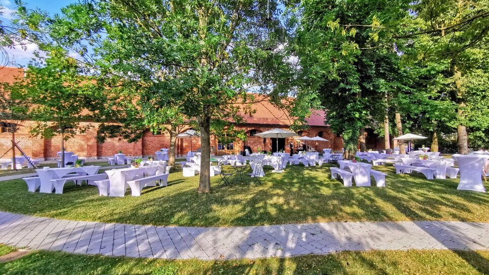 Außenbereich der Seifenfabrik Graz mit weißen Tischen für Events. | © Seifenfabrik Veranstaltungszentrum