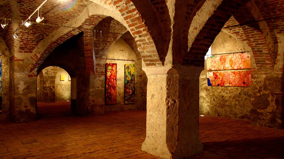 Die Ausstellung in Stift Rein zeigt moderne Kunstwerke in einem historischen Gewölbe mit kleinem Lichtspiel und Sichtsteinen.