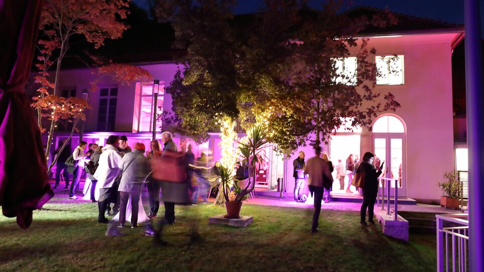 People enjoying a festive atmosphere in the garden at night. | © N. Noriller