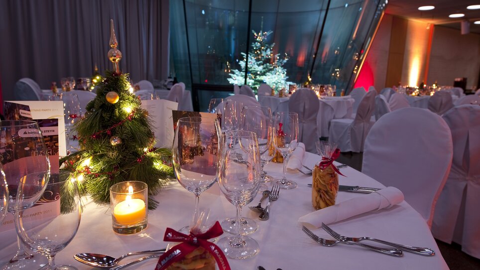 Elegant table with Christmas tree and decorations, perfect for conferences. | © Universalmuseum Joanneum - N. Lackner