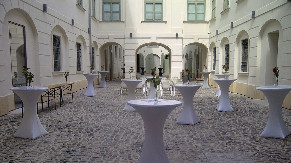 Elegant courtyard with standing tables for an event in Graz. | © F. Adlassnig