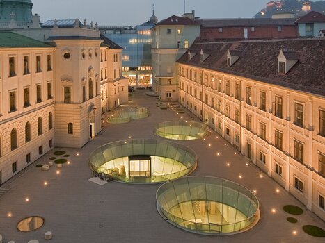 The courtyard of a modern building in Graz surrounded by classical architecture. | © Universalmuseum Joanneum - N. Lackner