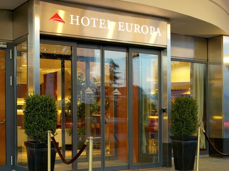 Eingang mit gläsernen Türflügeln des Hotel Europa in Graz | © Austria Trend Hotel Europa Graz