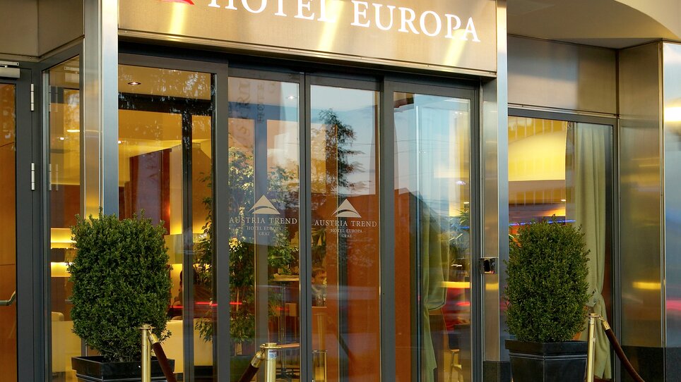 Eingang mit gläsernen Türflügeln des Hotel Europa in Graz | © Austria Trend Hotel Europa Graz