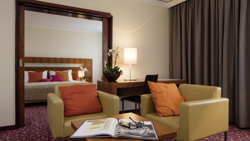 Modernes Hotelzimmer im Hotel Europa mit Wohnbereich und Schlafzimmer. | © Austria Trend Hotel Europa Graz