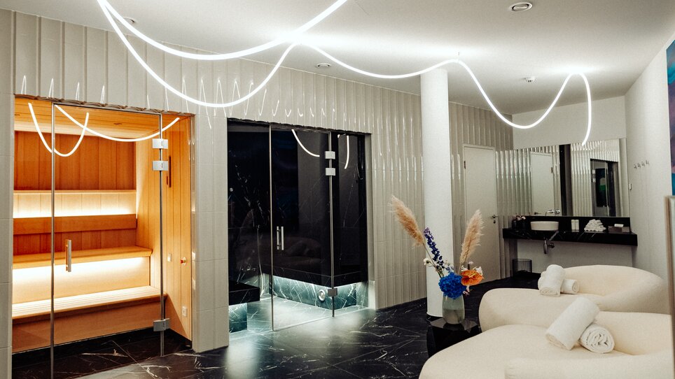 Moderne Wellness-Oase mit Sauna und Entspannungsbereich im Augarten Art Hotel. | © Kyrillos Mikhail