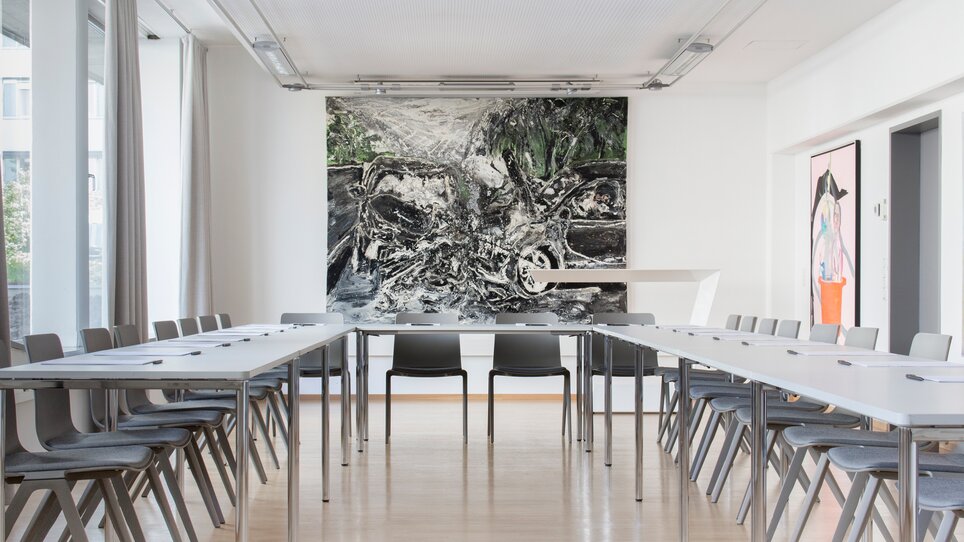 Konferenzraum im Augarten Art Hotel mit abstrakter Kunst und Business-Infrastruktur. | © Augarten Art Hotel