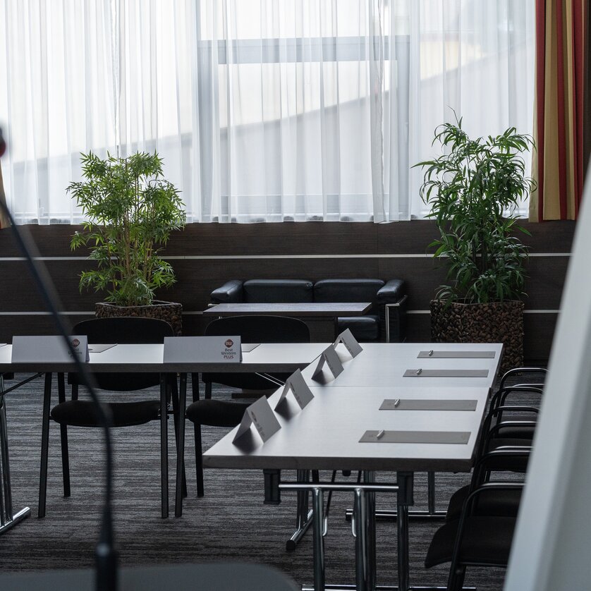 Einblick in einen eleganten Tagungsraum mit Tisch, Stühlen und Pflanzen im Best Western Plus Plaza Hotel Graz. | © Plaza Hotel Graz