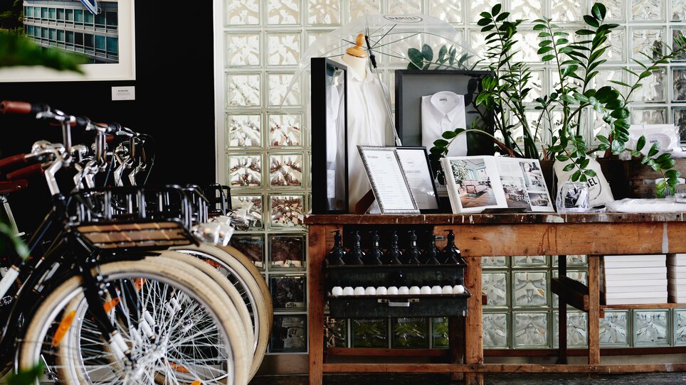 Ein Blick ins Hotel Daniel Graz mit Fahrrädern und Pflanzen. | © Florian Weitzer Hotels & Restaurants