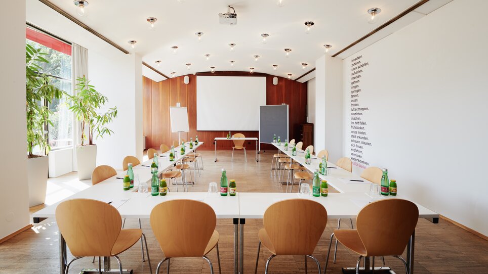 Tagungsraum im Hotel Daniel Graz mit Sitzplätzen und Wasserflaschen. | © Florian Weitzer Hotels & Restaurants