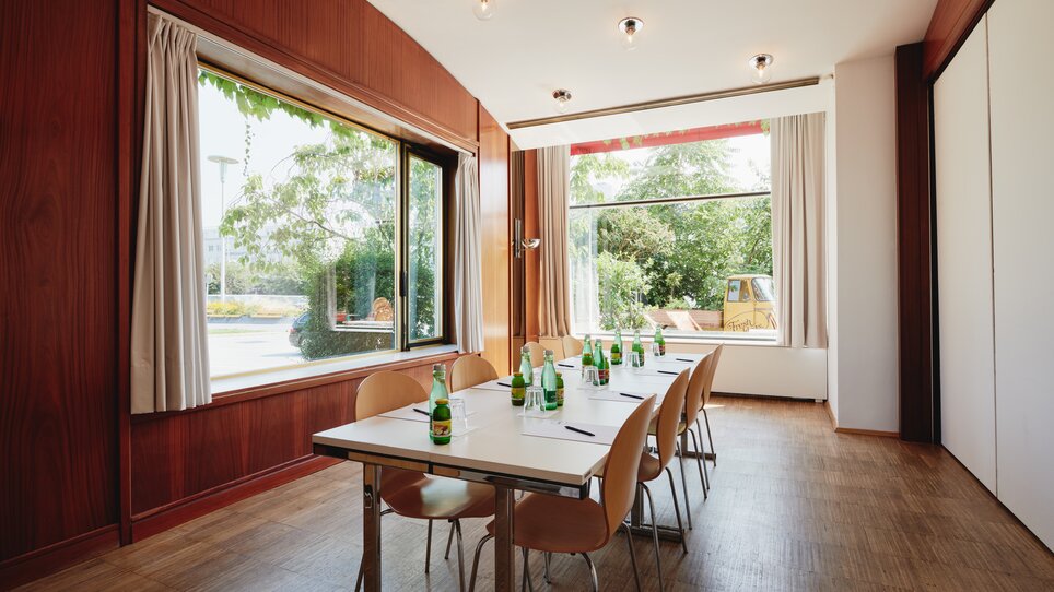 Moderner Meetingraum mit Blick ins Grüne, ideal für Geschäftstreffen im Hotel Daniel Graz. | © Florian Weitzer Hotels & Restaurants