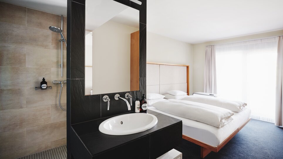 Modernes Hotelzimmer mit Bad im Hotel Daniel Graz, ideal für Geschäftsreisende. | © Florian Weitzer Hotels & Restaurants