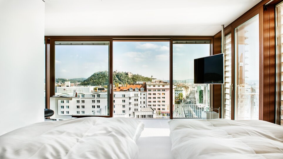 Blick auf Graz mit Grazer Uhrturm aus dem Hotelzimmer im Hotel Daniel Graz. | © Florian Weitzer Hotels & Restaurants