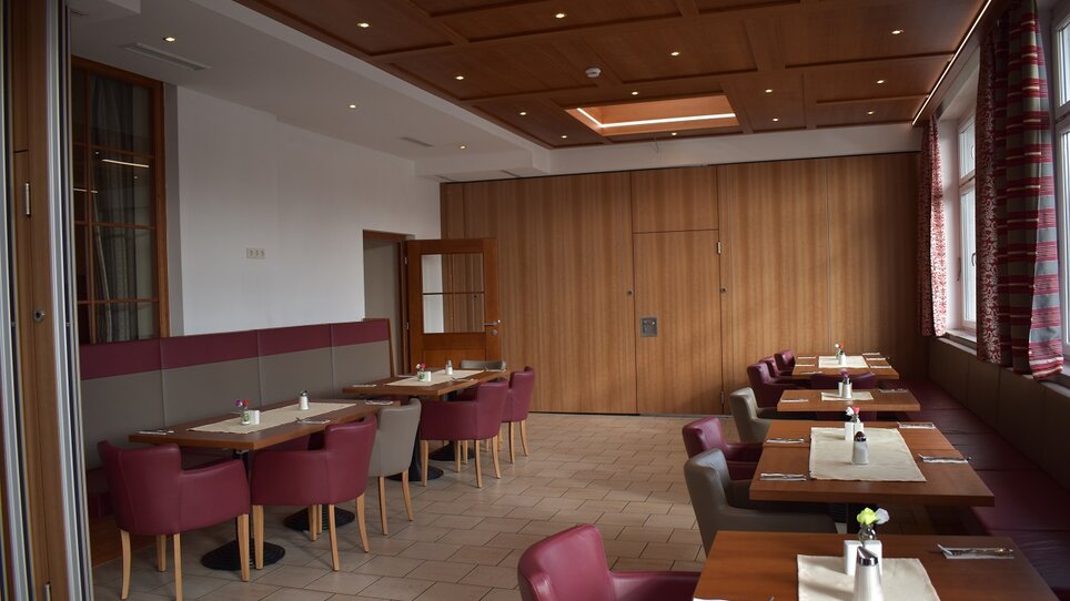 An inviting restaurant with elegant tables and chairs at Hotel Der Stockinger. | © Der Stockinger